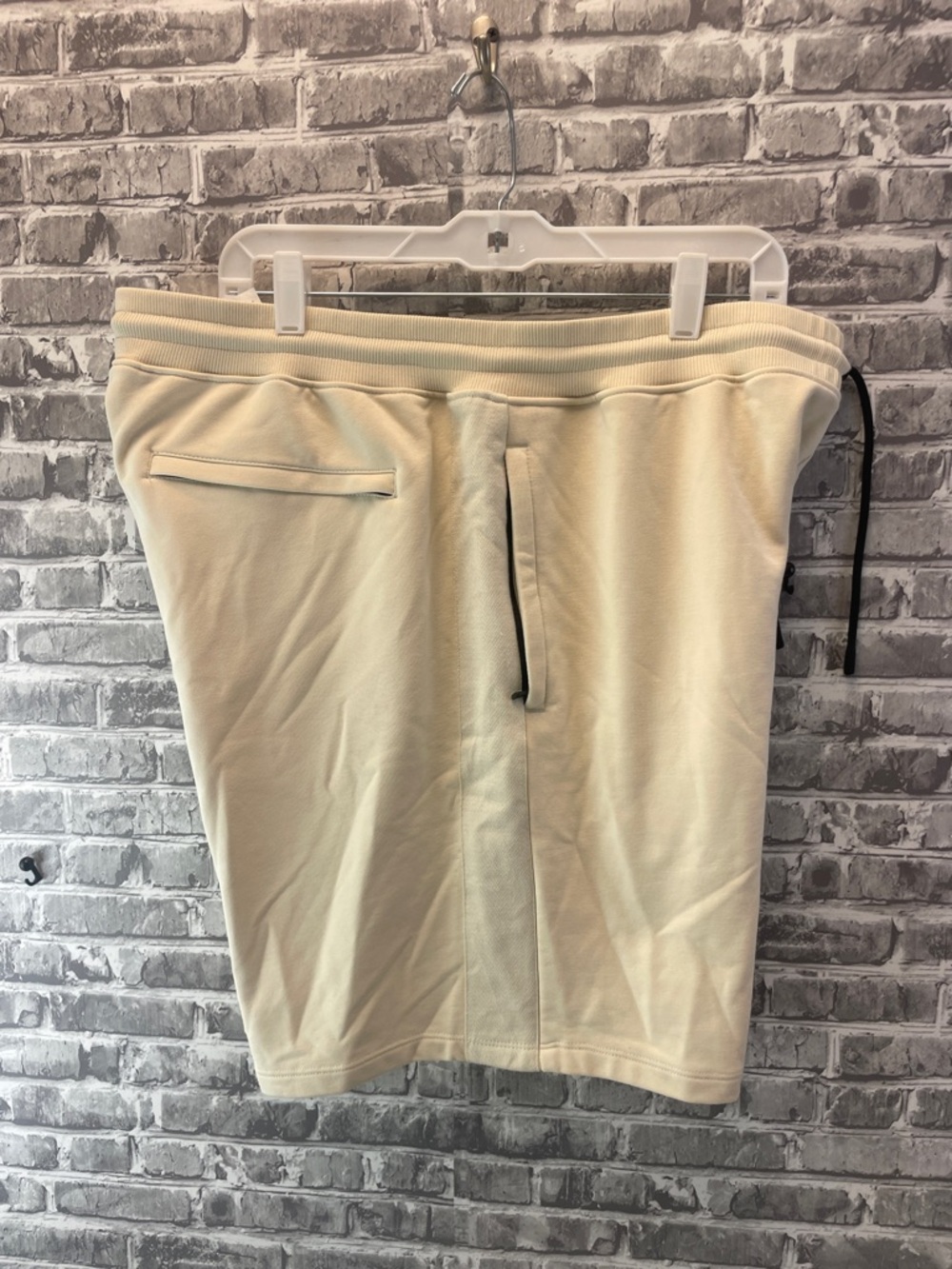 Fabletics Men's Cream Athletic Drawstring‎ Shorts
